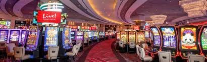 မြန်မာကစားသမား မိုဘိုင်းဖြင့် Live Casino ကစားနေသောမြင်ကွင်း